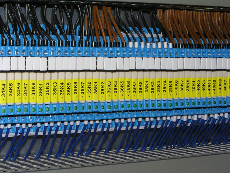 Sauber beschriftete Verdrahtung in einer industriellen Schaltanlage